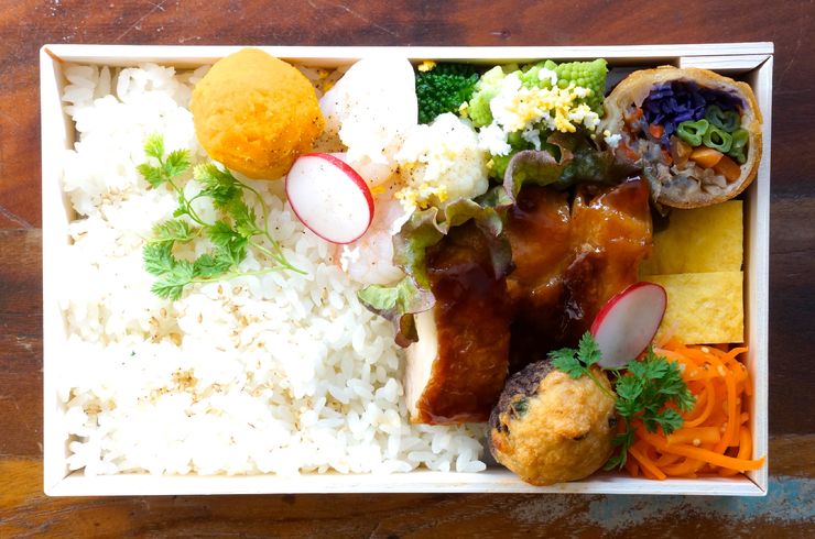 鶏肉の黒酢照り焼きと旬野菜のおかず